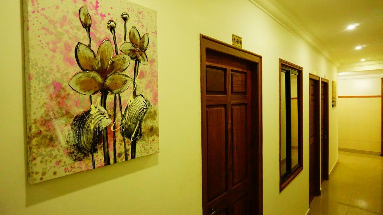 Thayamkery'S Royal Inn Kochi Exterior photo