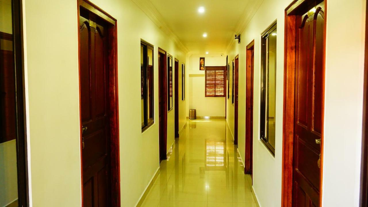 Thayamkery'S Royal Inn Kochi Exterior photo