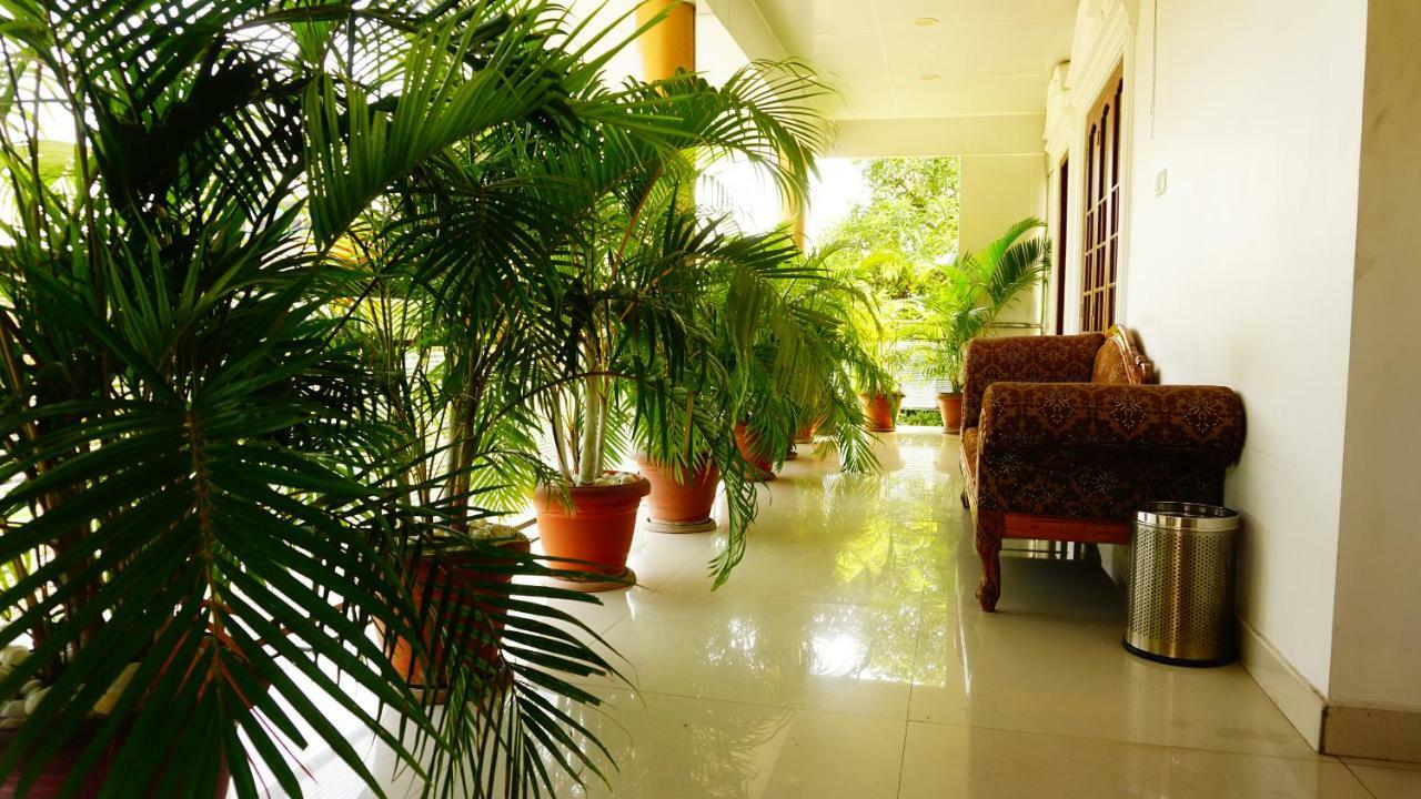 Thayamkery'S Royal Inn Kochi Exterior photo