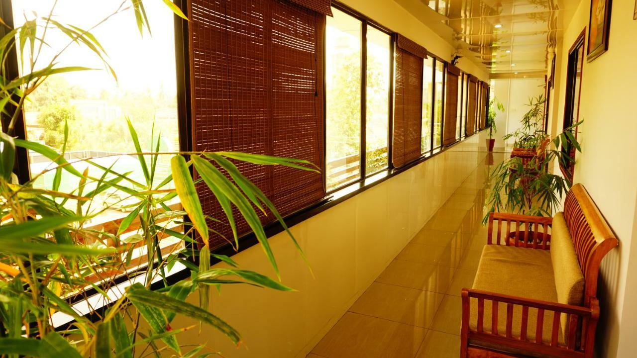 Thayamkery'S Royal Inn Kochi Exterior photo